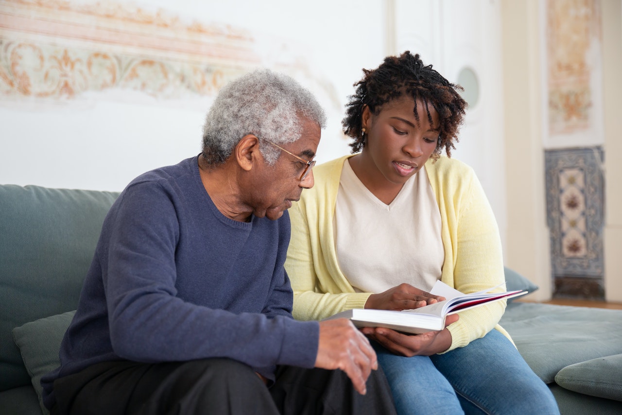 father and daughter look at nursing home red flags